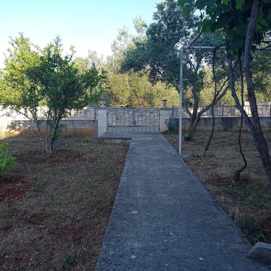 My Mediterranean Villa With Huge Garden And Own Parking Lumbarda Extérieur photo