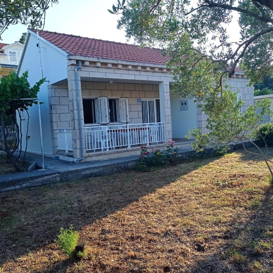 My Mediterranean Villa With Huge Garden And Own Parking Lumbarda Extérieur photo
