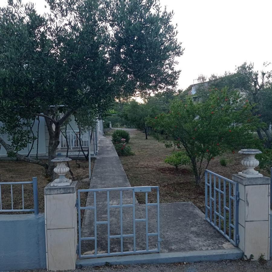 My Mediterranean Villa With Huge Garden And Own Parking Lumbarda Extérieur photo